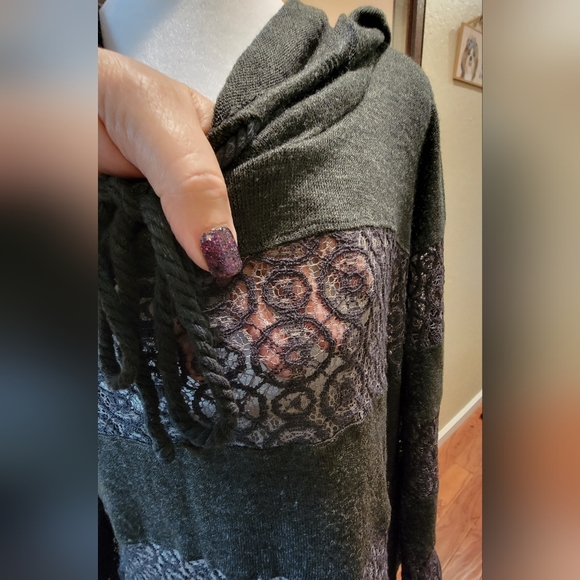 NWOT Mur Mur Poncho Style Top with Hood - Size L - Picture 4 of 8